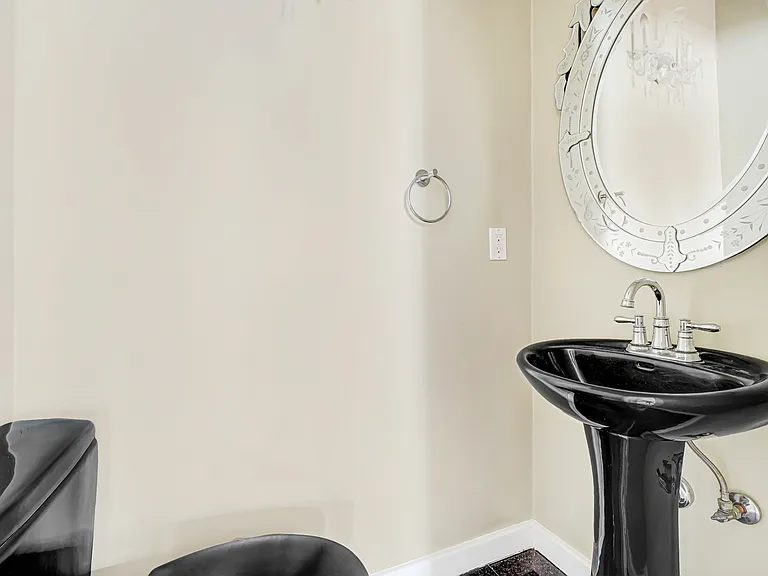 325 N Stanley Ave #327-1/2 — Photo 2