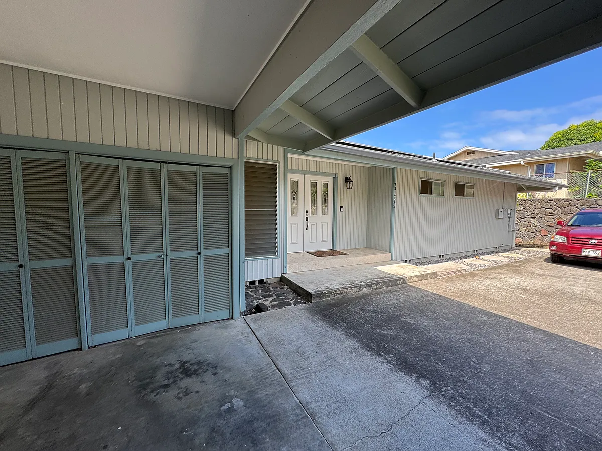 semi enclosed carport with washer/dryer hookups. - 73-4342 Oneone St