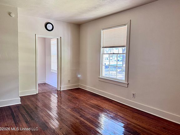 2nd image of 528 Woodbury Rd