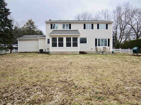 5th image of 16 Drumlin Dr