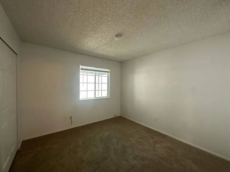 308 N Riverside Dr — Photo 9