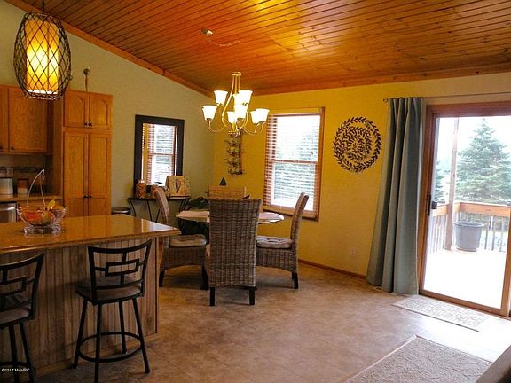 54707 Ridgeview Dining area