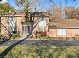 23500 Coventry Woods Ln, Southfield, MI 48034