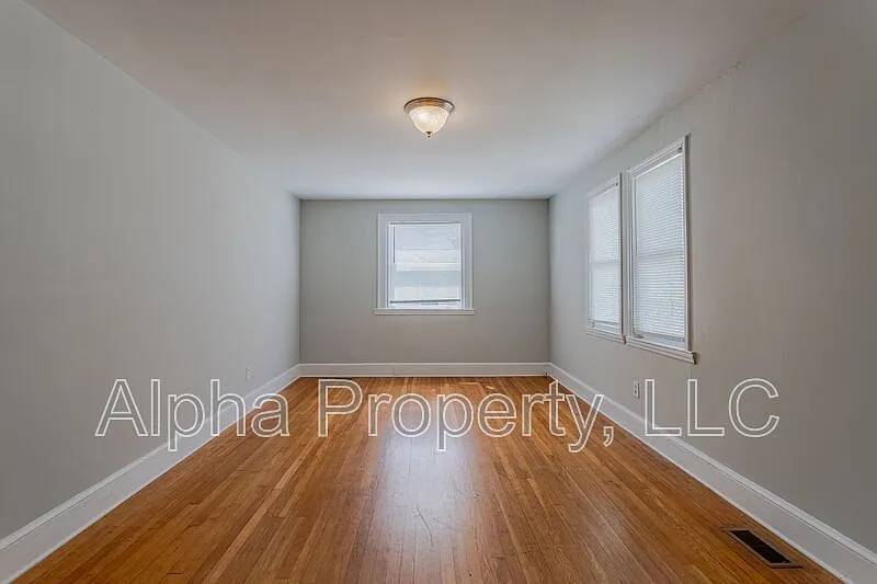 Building Photo - 217 Charlesworth Ave