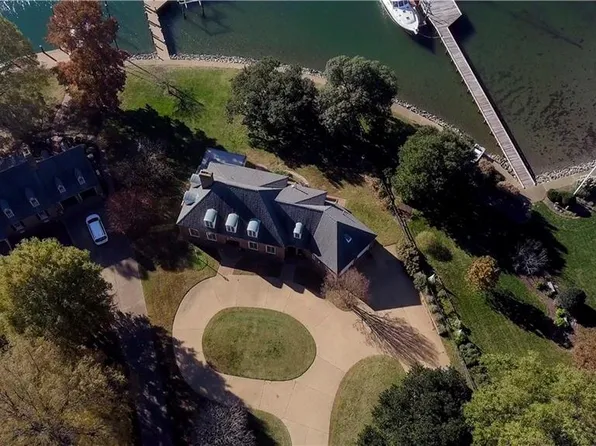 4 Cedar Point Dr, Hampton, VA 23669