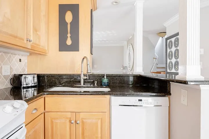 1100 Greenleaf Ave #B — Photo 8
