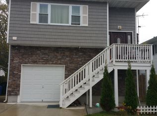 139 W Hampton Rd, Lindenhurst, NY 11757