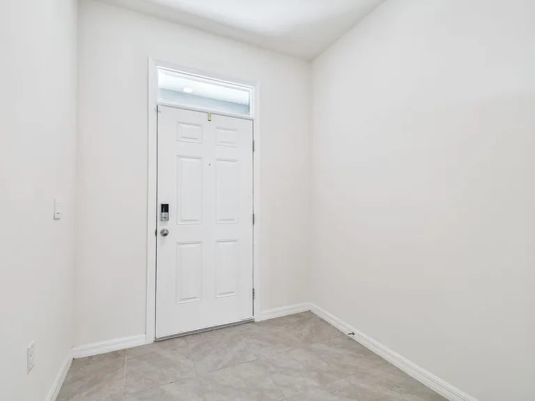 5679 English Oak Ln — Photo 8
