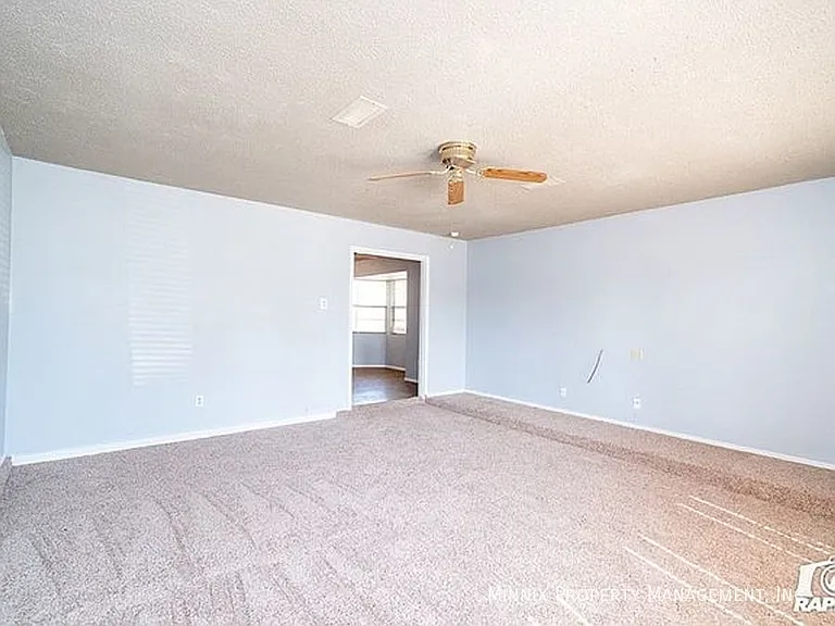 2905 Ventura Ave — Photo 12