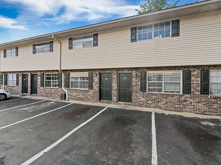 Country Club Apartments — Photo 12