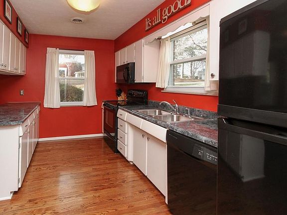 5th image of 9108 Carlton Cir