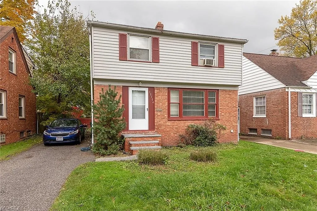 18104 Waterbury Ave photo 1