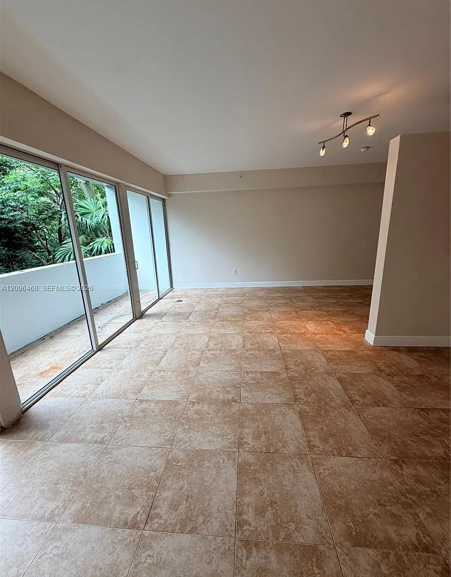Studio, 960 sqft, $2,500 — Photo 3
