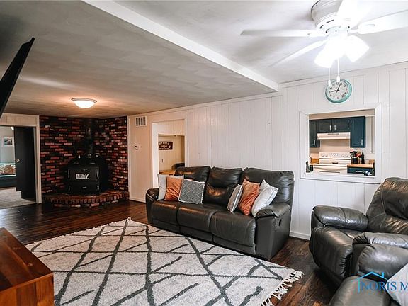 3rd image of 221 Elm St