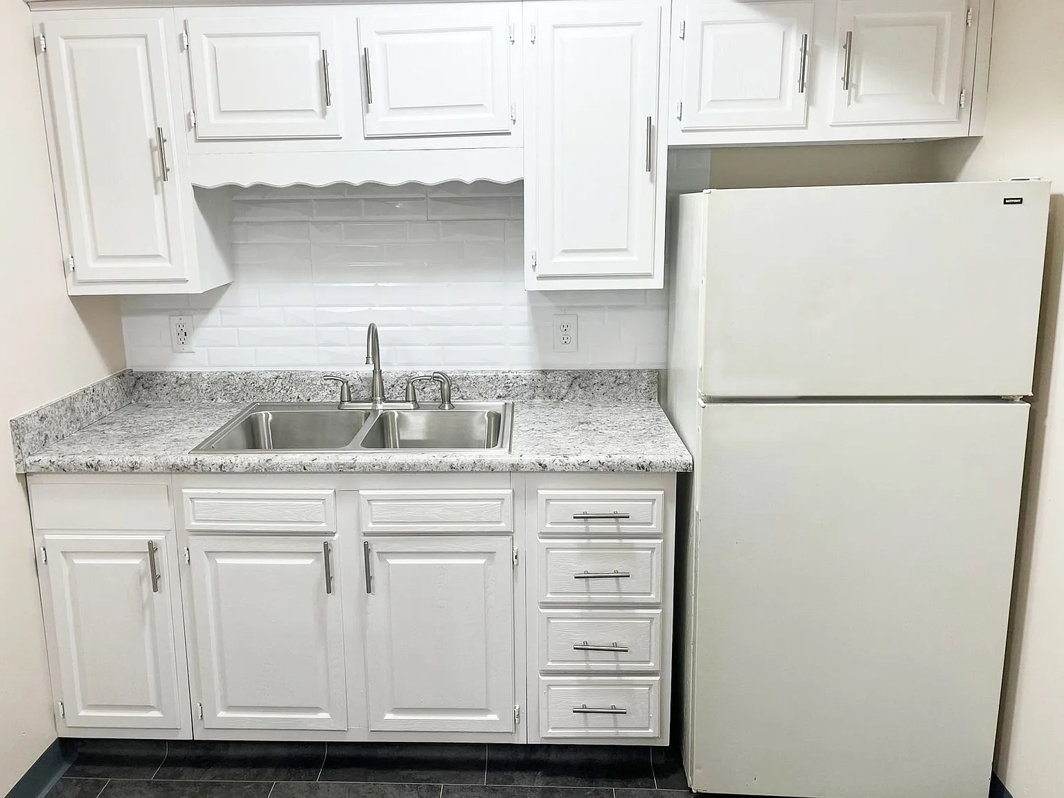 Castle Court Apartments - Midtown — Photo 4