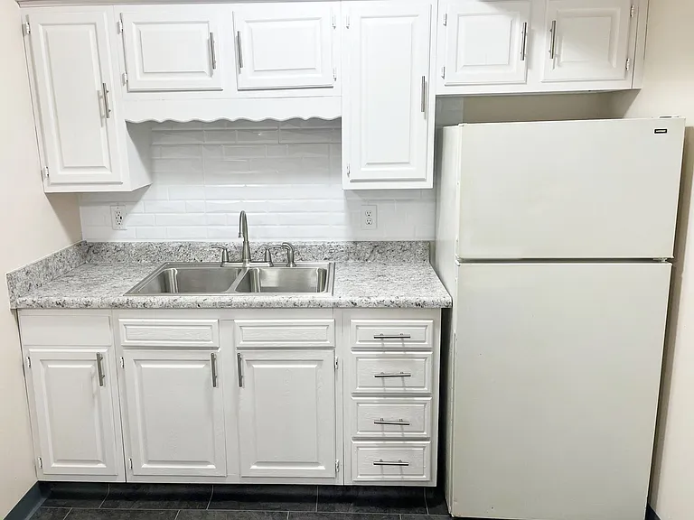 Castle Court Apartments - Midtown — Photo 4