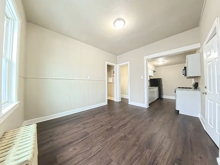 511 W State St — Photo 23