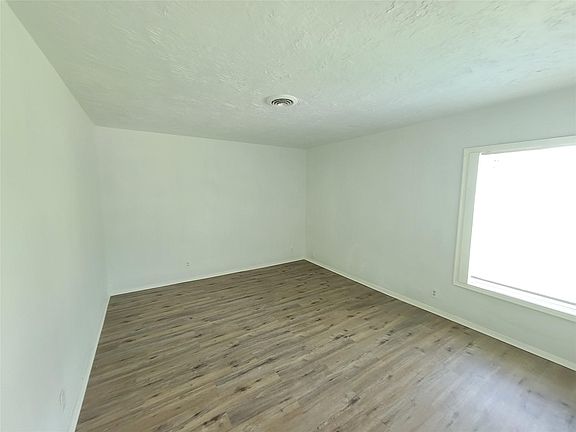 3rd image of 830 Becker St