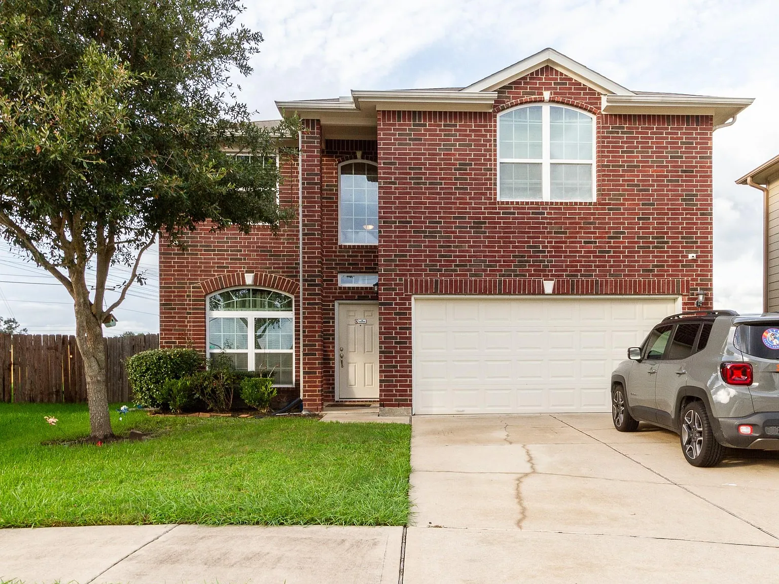 4 bed, 2.5 bath, 2481 sqft, $2,300 — Photo 2