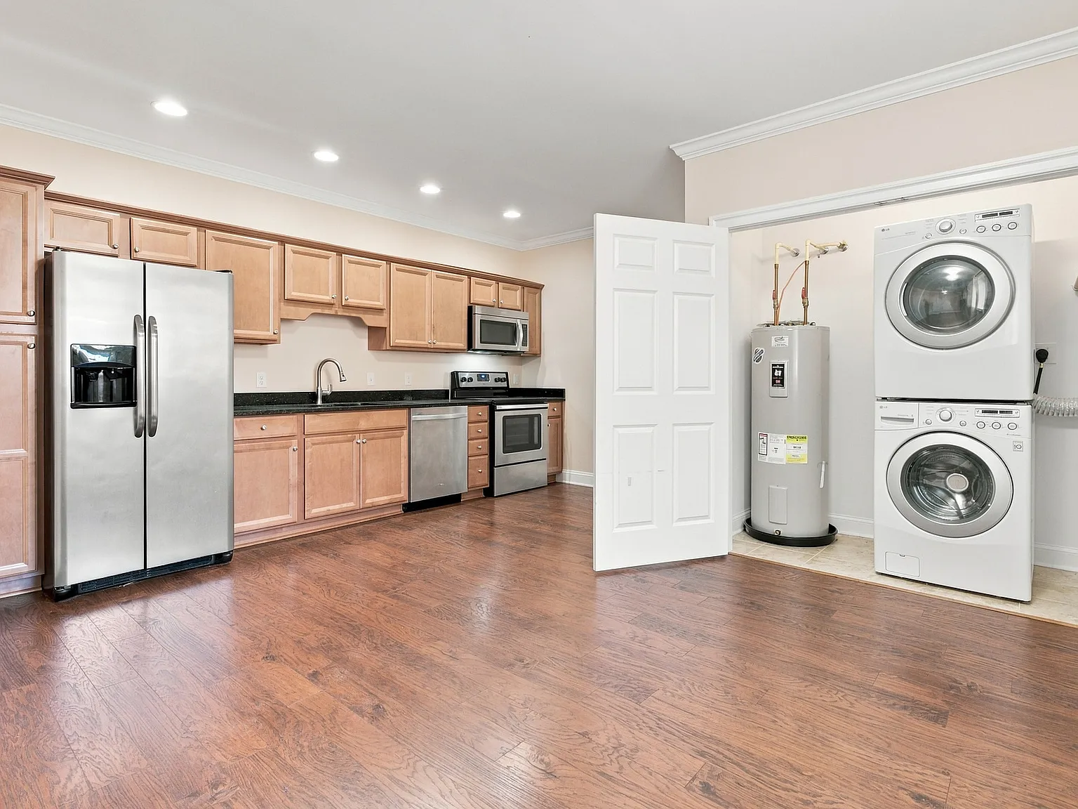 1 bed, 981 sqft, $1,700 — Photo 3