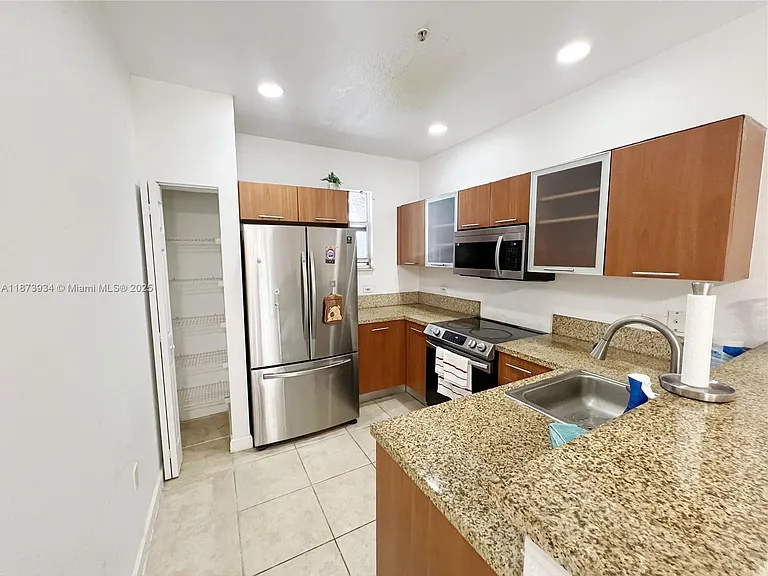 2540 SW 14th Ave — Photo 4