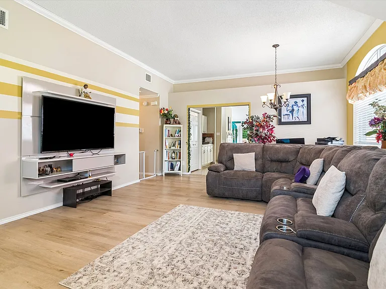 804 Clover Hill Ln — Photo 2