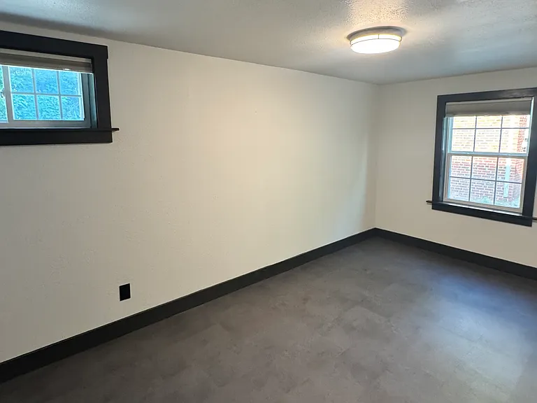 115 E 12th St #4 — Photo 34