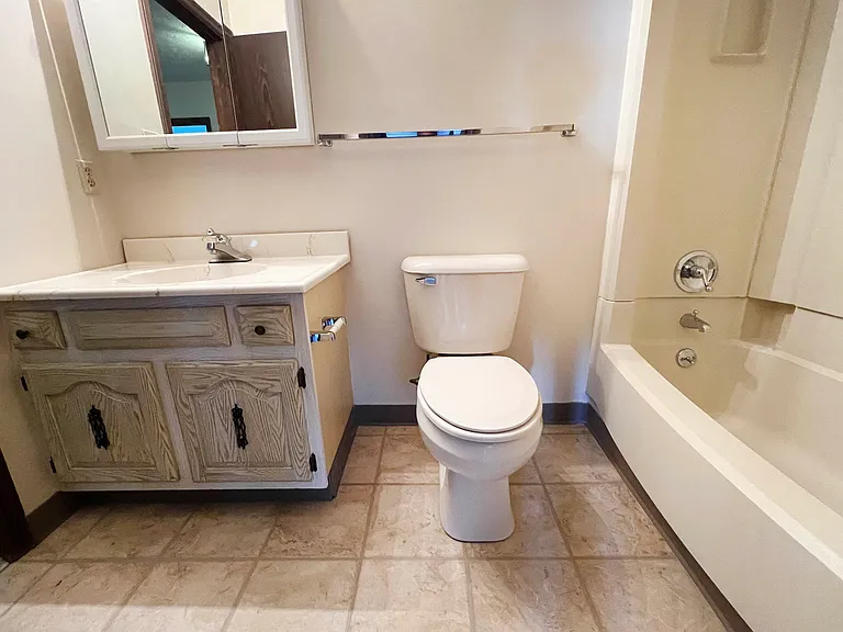 Crestbrook Apartments & Townhomes — Photo 53