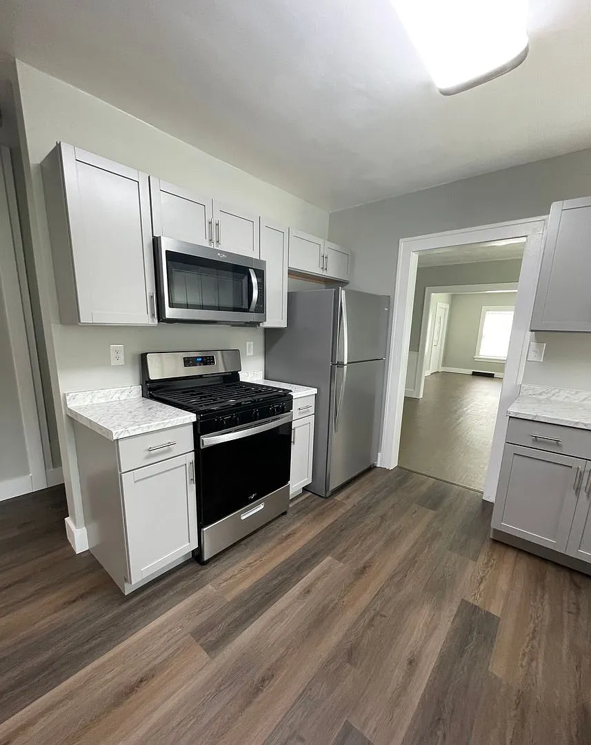Three Bedroom Near Columbian Park — Photo 4