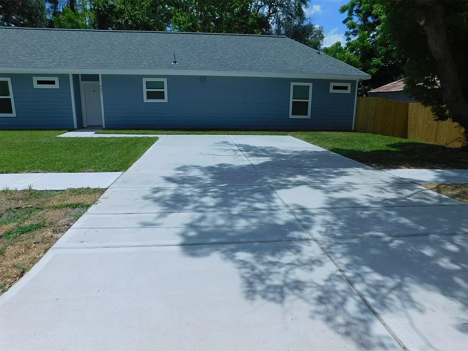 904 W Sealy #B
