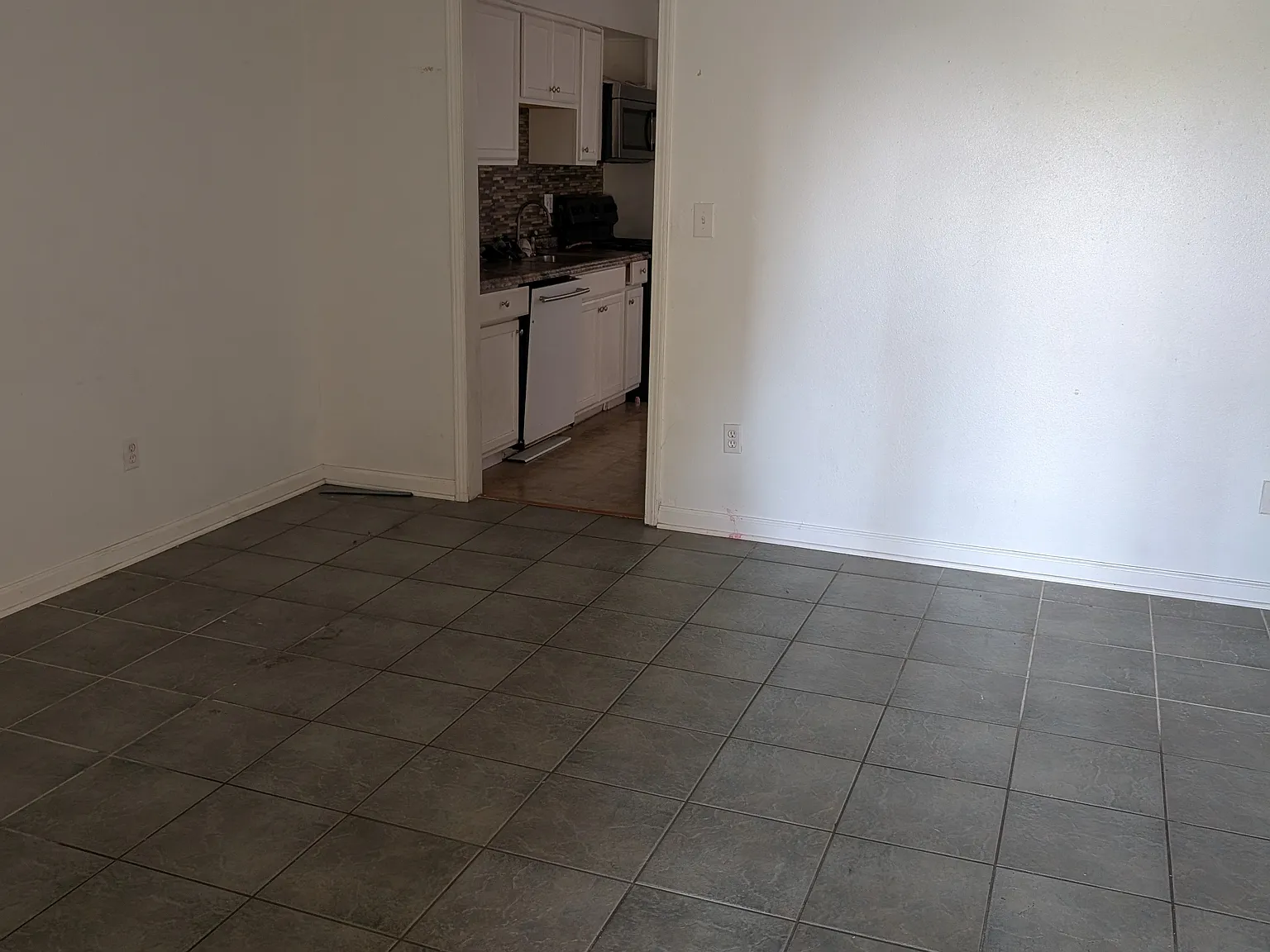 2 bed, 900 sqft, $1,200 — Photo 2
