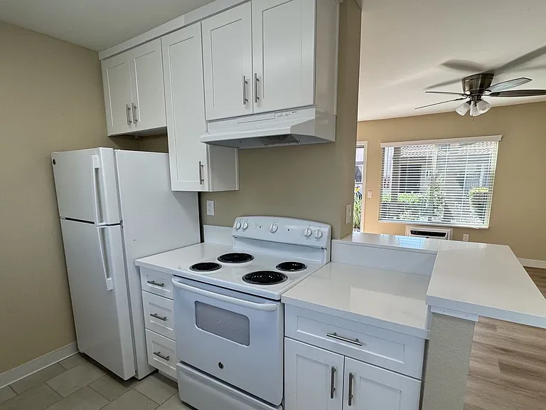 Portofino Apartments — Photo 20