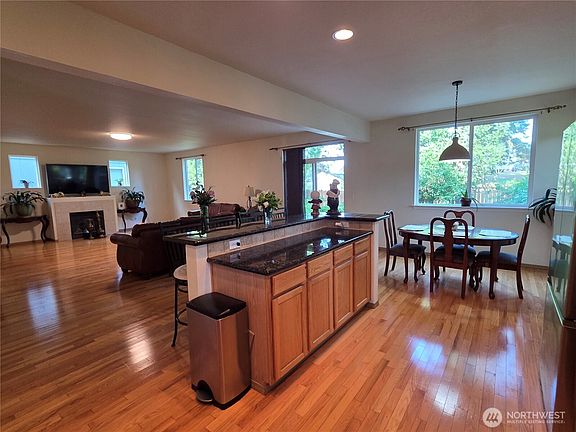 4th image of 912 Gina Court SE