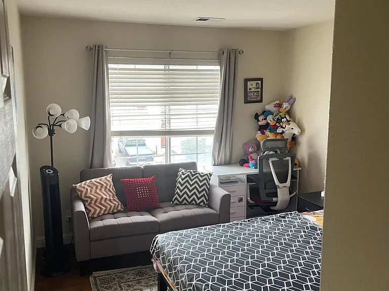 bedroom (second level)