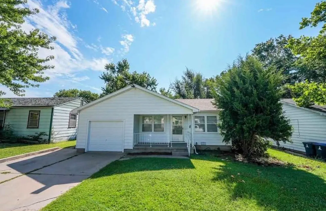 3 bed, 864 sqft, $1,300 — Photo 1
