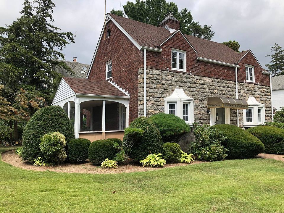 1st image of 28 Surrey Ln