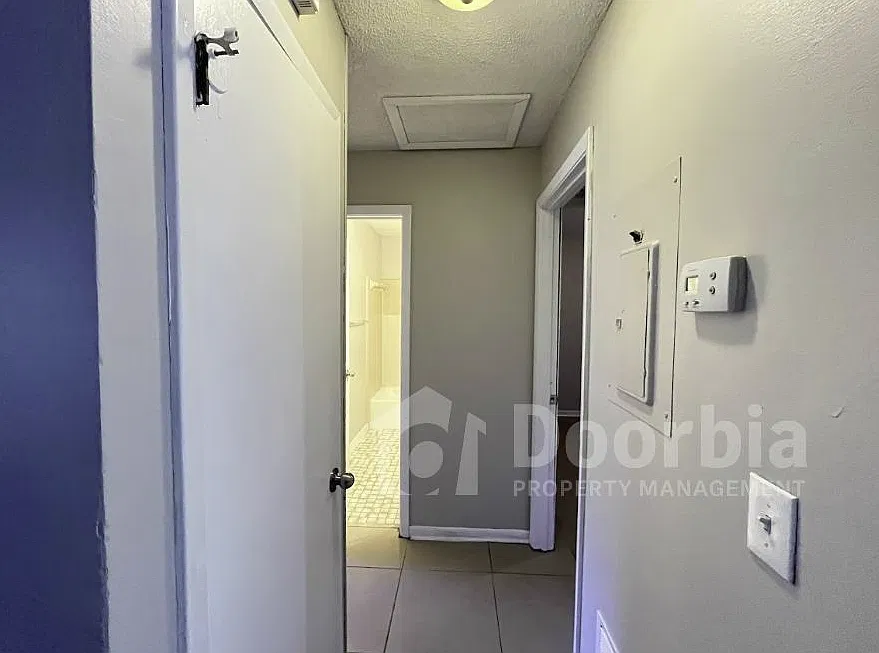 Charming 2 Bedroom, 1 Bathroom Single-Story Duplex — Photo 4