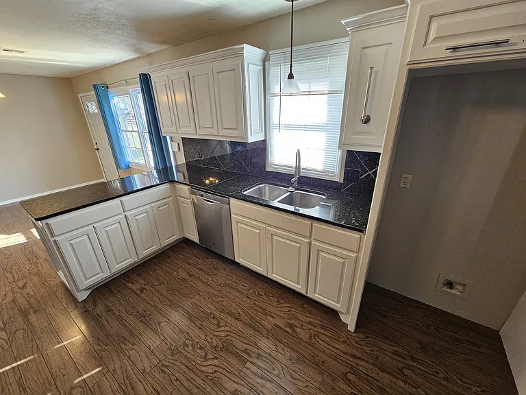 1904 W Oak Ave — Photo 6