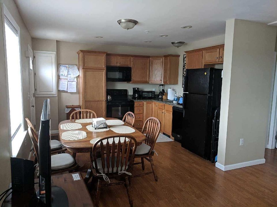 Open floorplan kitchen, dining and living area