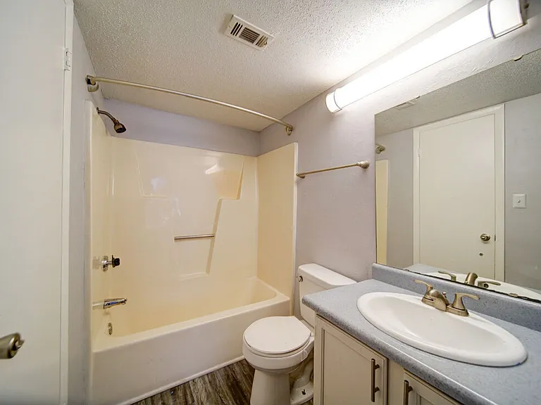 Chatham Wood Apartments — Photo 11