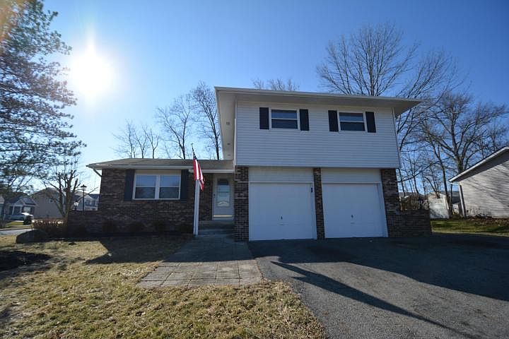 1st image of 134 Hawthorn Dr SW
