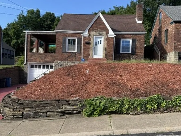 222 Wainwright Ave — Photo 1