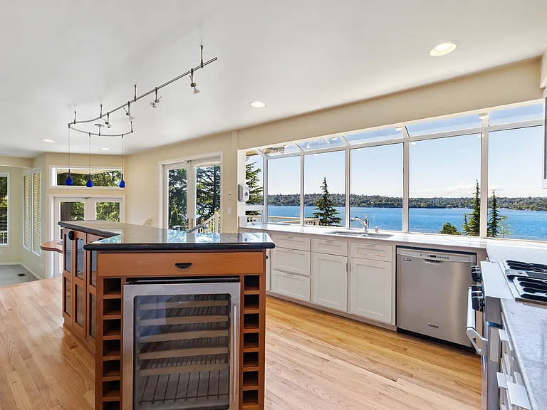 7705 W Mercer Way — Photo 4