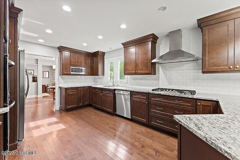 3rd image of 63 Fieldstone Drive