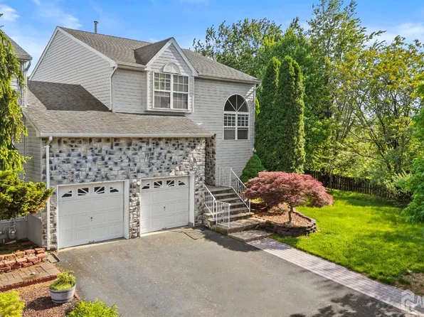 74 Kingfisher Ct, Marlboro, NJ 07746