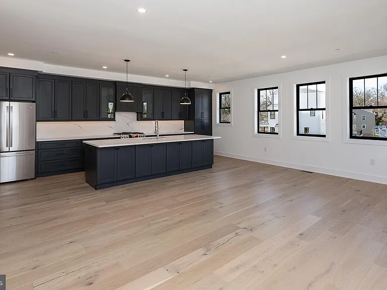 981 Henry Ave — Photo 17