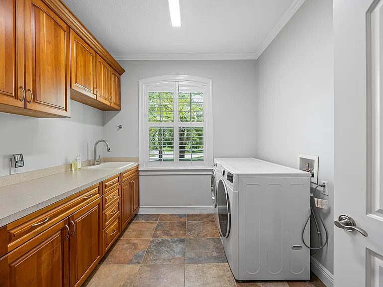 926 Cordova Blvd NE — Photo 9