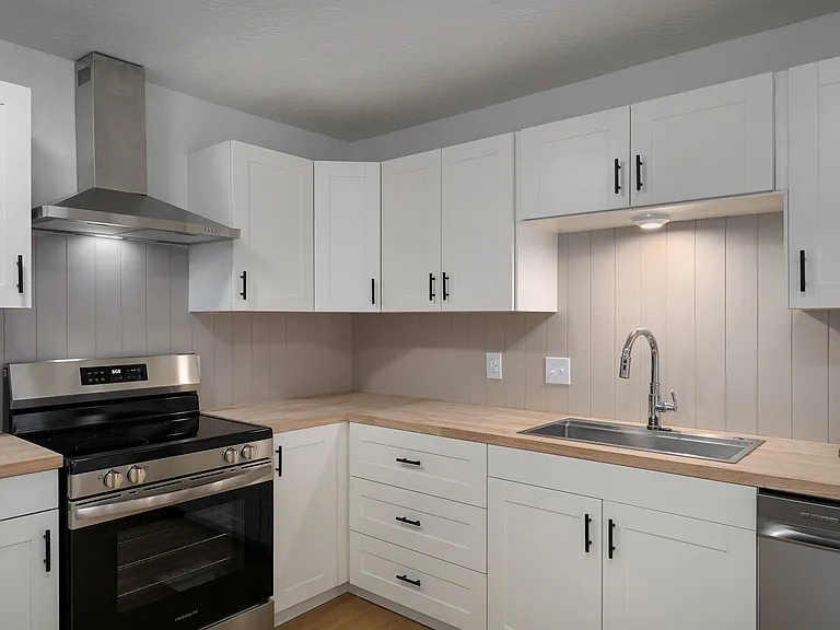 2025 E Battlefield Rd — Photo 16