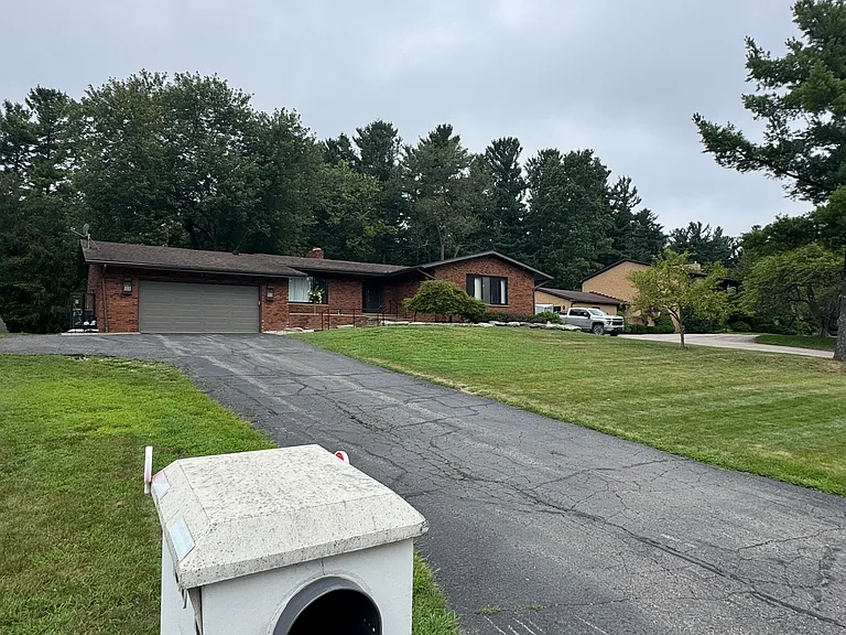5730 Pineview Dr — Photo 3