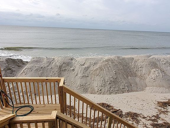 4th image of 2333 W Beach Dr